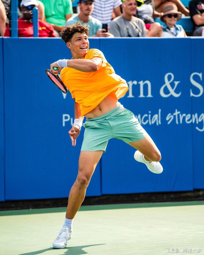 霍勒迪在比 霍勒迪在比